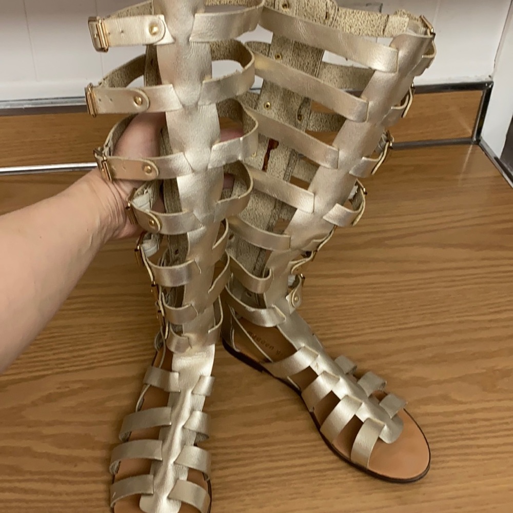 This sandles with zipper on the back are very confortable